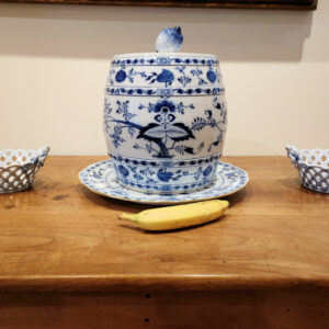 A Magnificent Early Meissen Blue Onion Porcelain Lemonade Keg