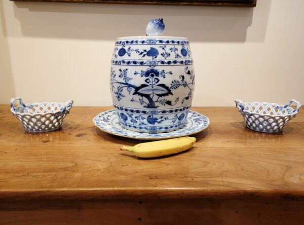 A Magnificent Early Meissen Blue Onion Porcelain Lemonade Keg