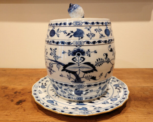 A Magnificent Early Meissen Blue Onion Porcelain Lemonade Keg - Image 2