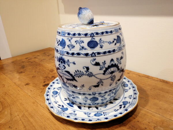 A Magnificent Early Meissen Blue Onion Porcelain Lemonade Keg - Image 3