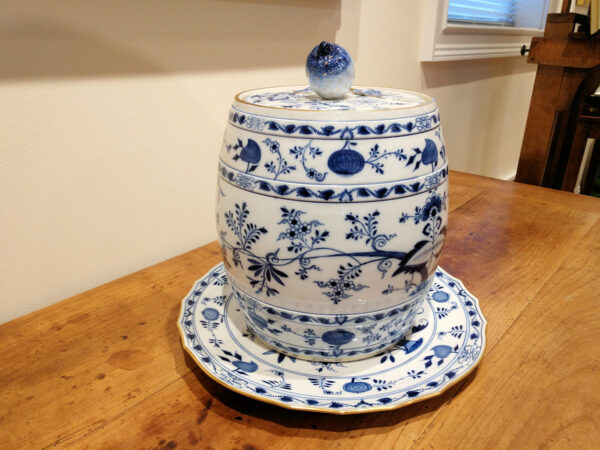 A Magnificent Early Meissen Blue Onion Porcelain Lemonade Keg - Image 4