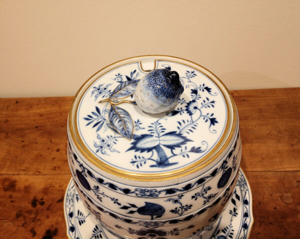 A Magnificent Early Meissen Blue Onion Porcelain Lemonade Keg - Image 5