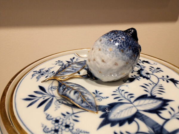 A Magnificent Early Meissen Blue Onion Porcelain Lemonade Keg - Image 6
