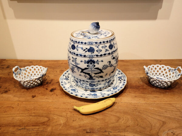 A Magnificent Early Meissen Blue Onion Porcelain Lemonade Keg - Image 8