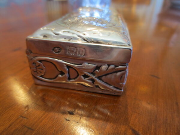 William Comyns & Sons 1885-1953 Sterling Silver Box. - Image 2