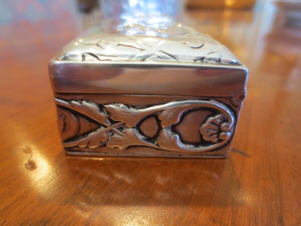 William Comyns & Sons 1885-1953 Sterling Silver Box. - Image 4