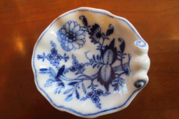 Meissen 18th Century Blue Onion Clam Shaped Salts or Nut Dishes. - Image 2