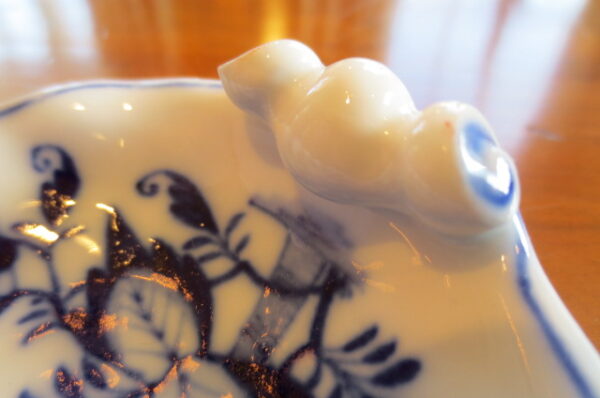 Meissen 18th Century Blue Onion Clam Shaped Salts or Nut Dishes. - Image 3