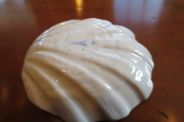 Meissen 18th Century Blue Onion Clam Shaped Salts or Nut Dishes. - Image 4